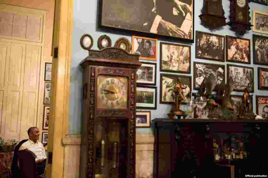 El presidente Obama ríe mientras cena con su familia en la "paladar" San Cristóbal de Centro Habana (White House)