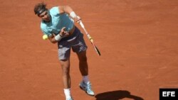 El tenista español Rafael Nadal saca ante el escocés Andy Murray.