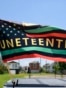 Una bandera del Juneteenth ondea en una carroza durante las celebraciones anuales del Día Nacional de la Independencia del Juneteenth en Galveston, Texas.