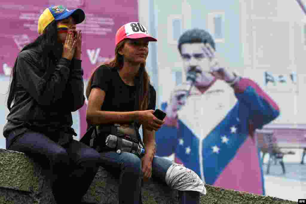 Venezolanos participan en una manifestación contra el Gobierno venezolano hoy, lunes 24 de abril de 2017, en Caracas (Venezuela). Centenares de venezolanos en varias ciudades del país comenzaron a concentrarse para la protesta convocada por la oposición d