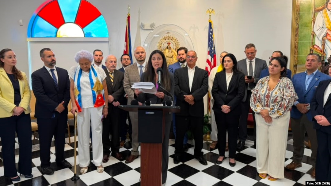 Rosa María Payá, coordinadora del Acuerdo de Liberación, durante la conferencia en Miami