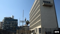 Vista general del edificio de la Sección de Intereses de Estados Unidos.