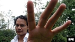 El director Ernesto Contreras posa para los fotógrafos durante una recepción.