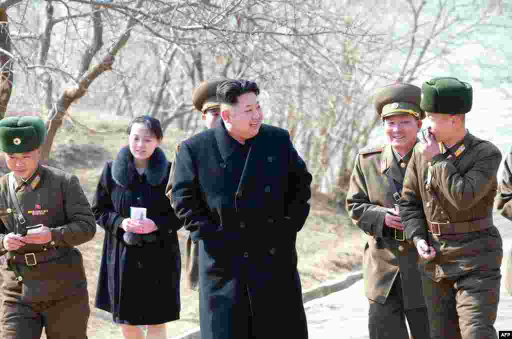Esta imagen sin fecha publicada por la Agencia Central de Noticias de Corea del Norte (KCNA) el 12 de marzo de 2015 muestra al l&#237;der norcoreano Kim Jong-Un (C) inspeccionando la compa&#241;&#237;a de defensa Sin Islet en la provincia de Kangwon, en compa&#241;&#237;a de su h