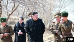 Esta imagen sin fecha publicada por la Agencia Central de Noticias de Corea del Norte (KCNA) el 12 de marzo de 2015 muestra al líder norcoreano Kim Jong-Un (C) inspeccionando la compañía de defensa Sin Islet.