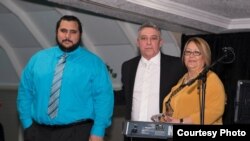 El autor, centro, junto al hijo y a la viuda de Ramón Enrique Salvador Díaz Piar, tras entregar el Premio Pedro Luis Boitel que auspicia el Directorio Democrático Cubano. Foto cortesía de Wenceslao Cruz.