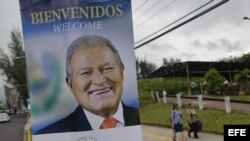 Vista de un afiche del nuevo presidente de El Salvador, Salvador Sánchez Cerén,