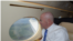 Alejandro Mayorkas en el avión que lo llevó a Cuba. 