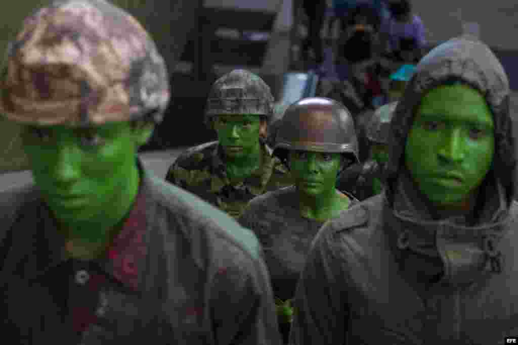 Un grupo de estudiantes de la Universidad Experimental de Arte (UNEARTE) protestan caracterizados como militares en contra de la represión militar a estudiantes y civiles hoy, viernes 11 de abril del 2014, en Caracas (Venezuela).