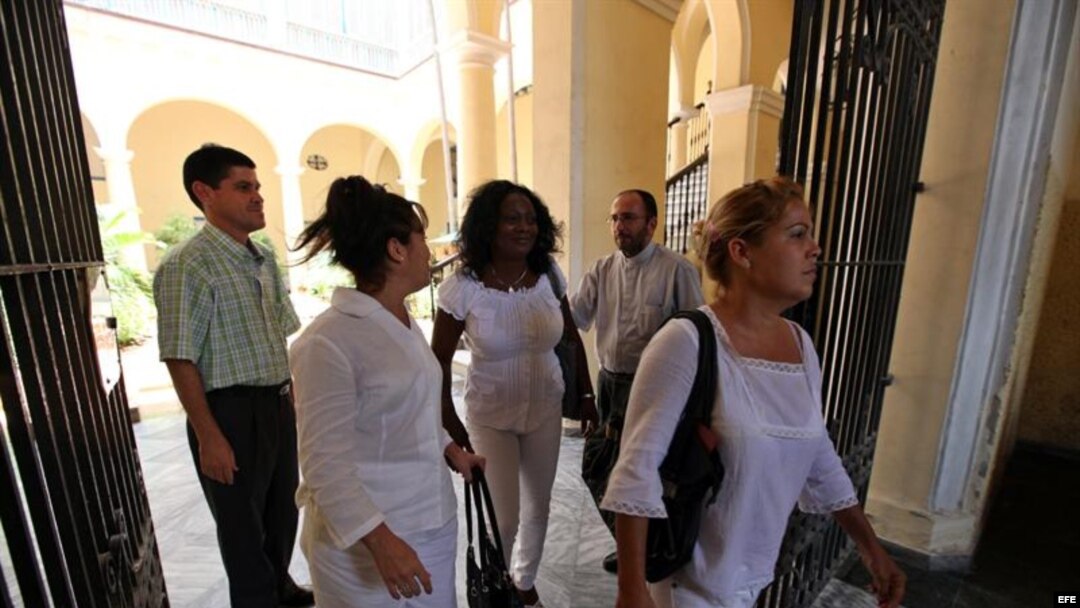 La portavoz de las Damas de Blanco, Berta Soler (2i), la hija de la fallecida opositora Laura Pollán, Laura María Labrada (i), y otras miembros de la organización caminan hoy, jueves 7 de junio de 2012, hacia la sede del Arzobispado de La Habana (Cuba), p