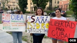 Una manifestación de apoyo a las protestas en Cuba durante un evento en memoria de las víctimas del Remolcador 13 de Marzo, en Washington, DC.