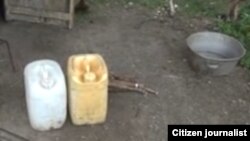 Pomos plósticos para recopilar agua en Mella, Santiago de Cuba.