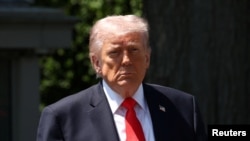 El presidente de Estados Unidos, Donald Trump, sale de la Casa Blanca en Washington.