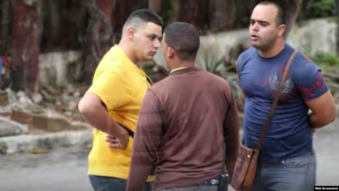 Agentes de la Seguridad del Estado en Cuba.
