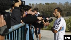 El futbolista argentino Javier Mascherano habla con la prensa tras un entrenamiento de la selección de fútbol de Argentina.