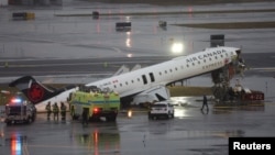 Un avión de Air Canada Express colisiona con un vehículo de rescate en el aeropuerto LaGuardia, en Nueva York. (REUTERS/Shannon Stapleton)