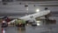 Un avión de Air Canada Express colisiona con un vehículo de rescate en el aeropuerto LaGuardia, en Nueva York. (REUTERS/Shannon Stapleton)