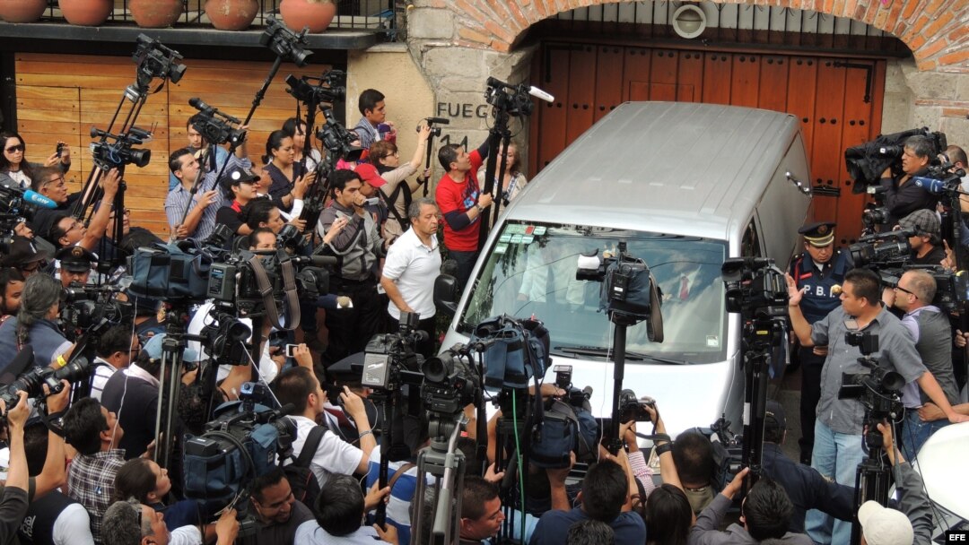 Un grupo de periodistas toma imágenes del ingreso de la carroza fúnebre hoy, jueves 17 de abril de 2014 , afuera de la casa del escritor Gabriel García Márquez en Ciudad de México, México