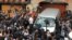 Un grupo de periodistas toma imágenes del ingreso de la carroza fúnebre hoy, jueves 17 de abril de 2014 , afuera de la casa del escritor Gabriel García Márquez en Ciudad de México, México