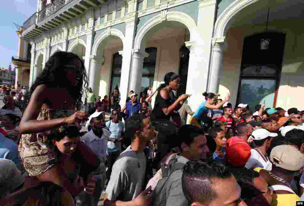 La cantante estadounidense Beyoncé (c) y su esposo, el rapero Jay-Z (i) salen hoy, jueves 4 de abril de 2013, del Hotel Saratoga en La Habana (Cuba), donde se hospedan junto a varios miembros de su familia, para celebrar los cinco años de su matrimonio. E