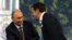 El primer ministro griego, Alexis Tsipras (dcha), saluda al presidente ruso, Vladímir Putin, antes de participar en una sesión plenaria del Foro Económico Internacional de San Petersburgo (Rusia) hoy, viernes 19 de junio de 2015.