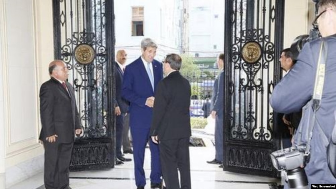 El secretario estadounidense de Estado John Kerry y el ministro cubano de Relaciones Exteriores, Bruno Rodríguez Parrila (i-d). Archivo.