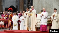 El papa Francisco durante el rezo del Angelus el 1 de enero de 2023 en El Vaticano. (Vatican Media/Handout via Reuters).