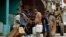 Imagen de referencia sobre la entrega de agua en pipa en los barrios de Cuba / Foto: Yamil Lage (AFP)