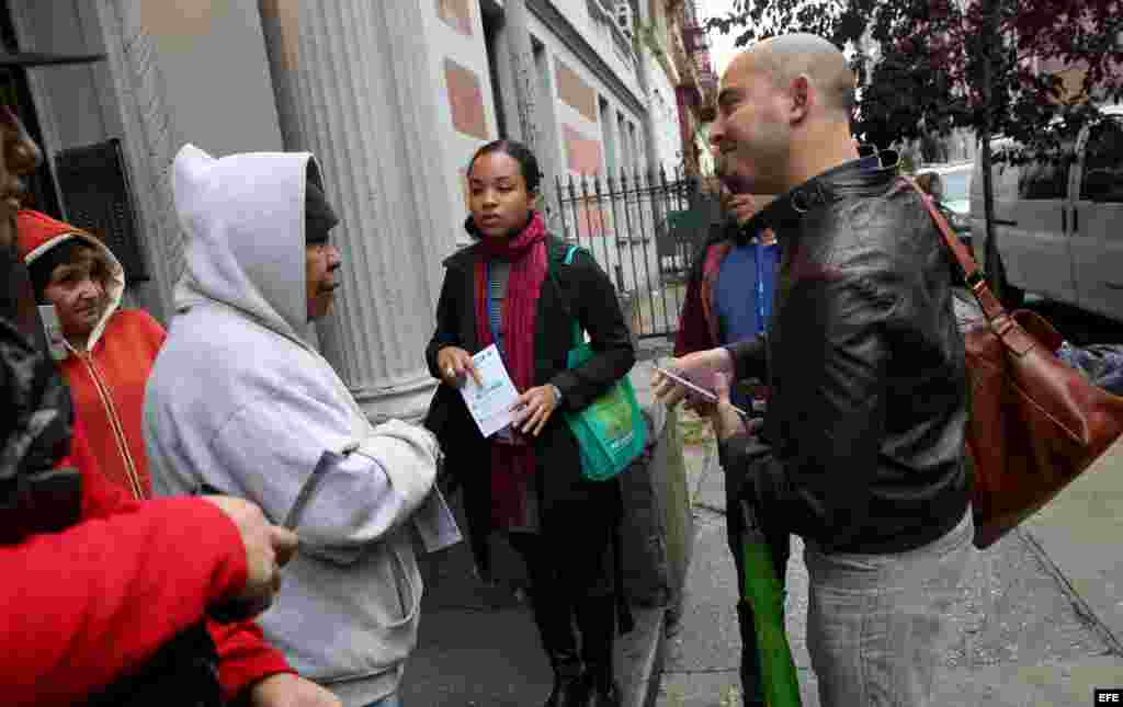 Información a los vecinos del trabajador sanitario con sospecha de ébola en Nueva York (EE.UU.)