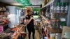 Una mujer mira las etiquetas de precios dentro del comercio privado KO Mercado, en La Habana, el 24 de junio de 2026.