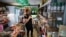 Una mujer mira las etiquetas de precios dentro del comercio privado KO Mercado, en La Habana, el 24 de junio de 2026.