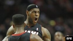 LeBron James (R) reacciona junto a Norris Cole (L) en los momentos finales del juego contra Chicago Bulls, en el United Center en Chicago, Illinois.