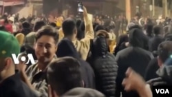 Los manifestantes en la ciudad de Abdanan han abierto sacos de arroz de la tienda "Ofogh Kourosh" y los están esparciendo por las calles.