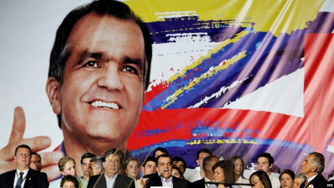 El candidato a la presidencia de Colombia por el partido Centro Democrático Oscar Iván Zuluaga (c) pronunció un discurso ante sus seguidores el domingo 25 de mayo de 2014. 