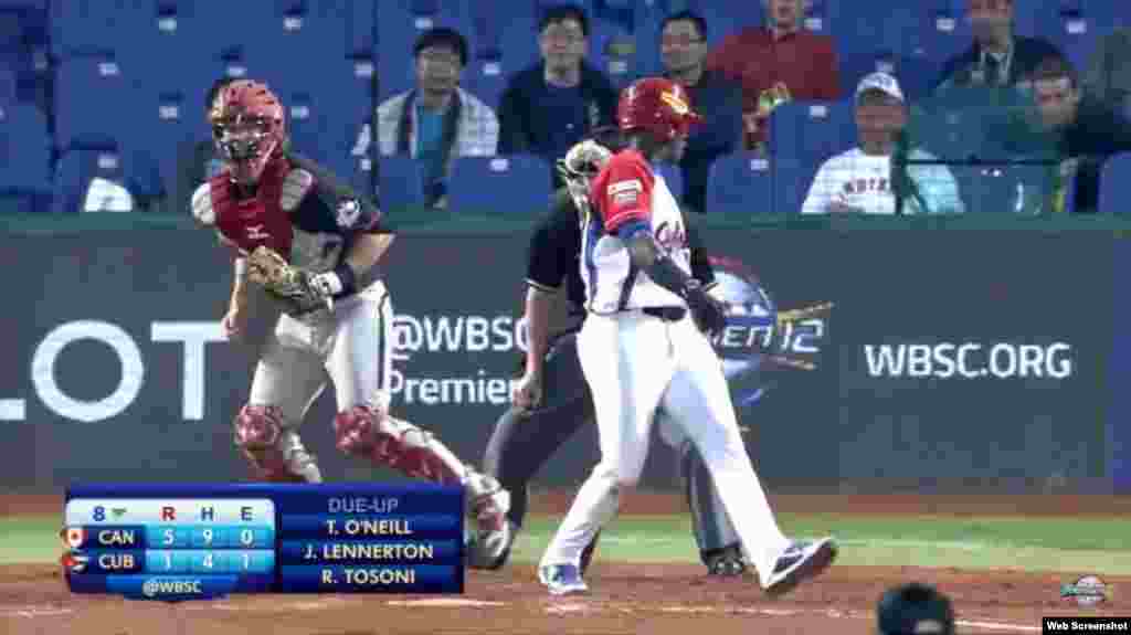 El infielder Rudith Orlando Reyes se ponchó con hombre en tercera y primera.