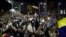 Manifestantes opositores al Gobierno de Nicolás Maduro participan en una marcha nocturna el jueves 10 de abril de 2014. 