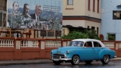 Una valla con la imagen del fallecido dictador cubano Fidel Castro, su hermano Raúl Castro y y el gobernante Miguel Díaz-Canel, en una calle de La Habana.