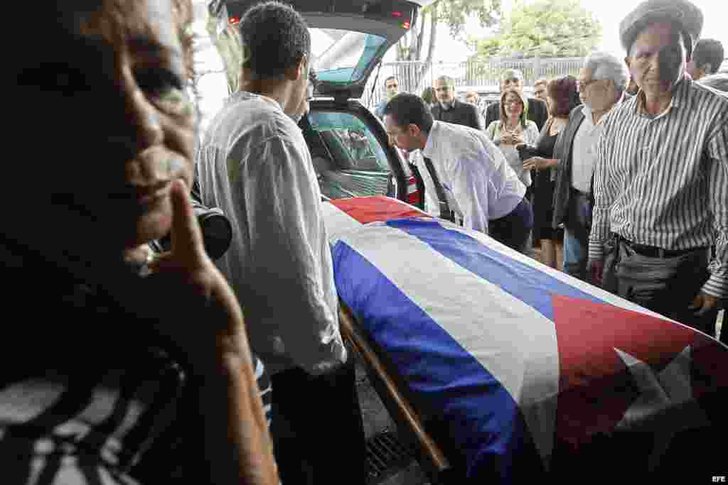 Familiares y amigos del histórico comandante de la revolución cubana Huber Matos asisten a su funeral el sábado 8 de marzo de 2014, en San José (Costa Rica). En este país, que acogió a Matos como exiliado en 1957, se celebró el emotivo funeral.