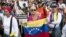 Cientos de simpatizantes del opositor partido Voluntad Popular (VP) y estudiantes venezolanos participan del comienzo hoy, viernes 4 de abril del 2014, de una protesta de 24 horas seguidas en la Plaza Brión, en el este de Caracas, para exigir la liberació