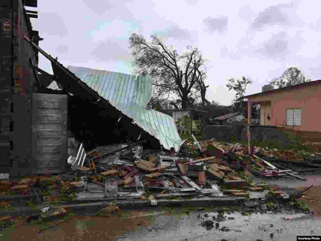 Viviendas y techos derrumbados en Remedios, Villa Clara. Foto cortesía de H. Vela WPLG-TV.