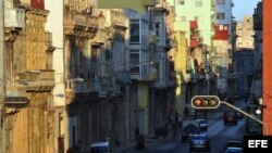 Varios autos circulan por una céntrica calle del popular barrio de Centro Habana. EFE/Alejandro Ernesto