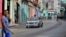 Un auto de policía patrulla las calles de La Habana. (Yamil Lage/AFP/Archivo)