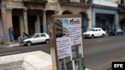 Un cartel anuncia la venta de una vivienda en un parque de La Habana (Cuba). 