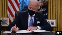 El presidente Joe Biden en el Despacho Oval de la Casa Blanca el 20 de enero de 2021. (Jim Watson/AFP).