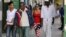 Una mujer vestida con la bandera de Estados Unidos, en una calle de La Habana (17 de diciembre, 2014).