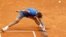 El tenista español Rafael Nadal se estira para intentar devolver una bola durante el partido de cuartos de final del torneo de Montecarlo que disputó contra su compatriota David Ferrer.