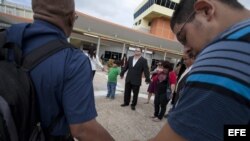 Familiares del "Macho" Camacho oran en San Juan, Puerto Rico, en el hospital donde se encuentra recluido el excampeón mundial. 