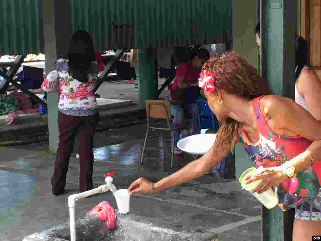 Cubanos varados en Costa Rica son acogidos en un albergue de tránsito habilitado en una escuela del cantón de La Cruz.