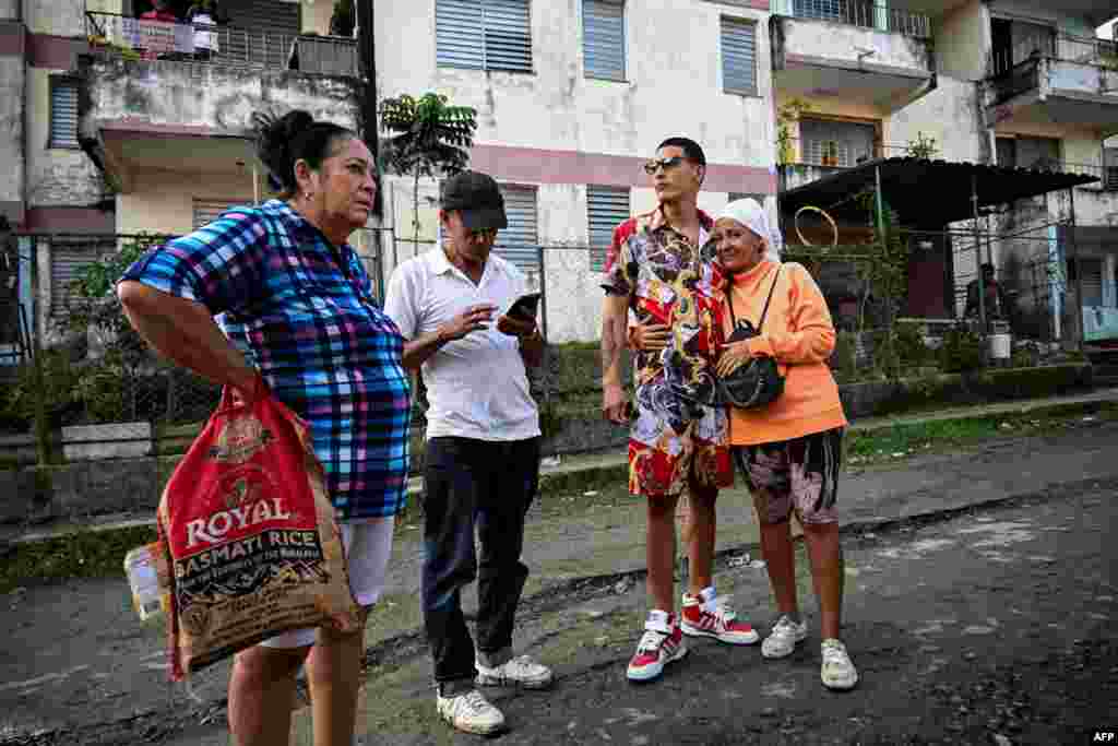 Frank Daniel Roy Sotolongo (2do-I), encarcelado por su participación en las protestas antigubernamentales de julio de 2021, habla con sus familiares después de ser liberado de la prisión en el barrio de Guinera en La Habana el 16 de enero de 2025.