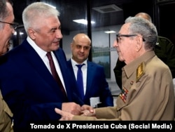 El general Raúl Castro saluda al ministro del Interior de la Federación de Rusia, General de la Policía Vladimir Alexandrovich Kolokoltsev.